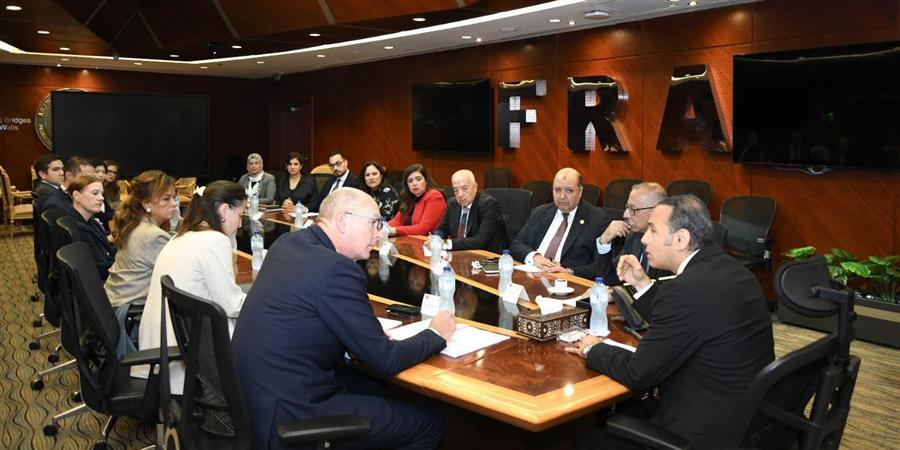 الرقابة المالية تبحث مع البنك الأوروبي تطوير سوق المال والتمويل غير المصرفي